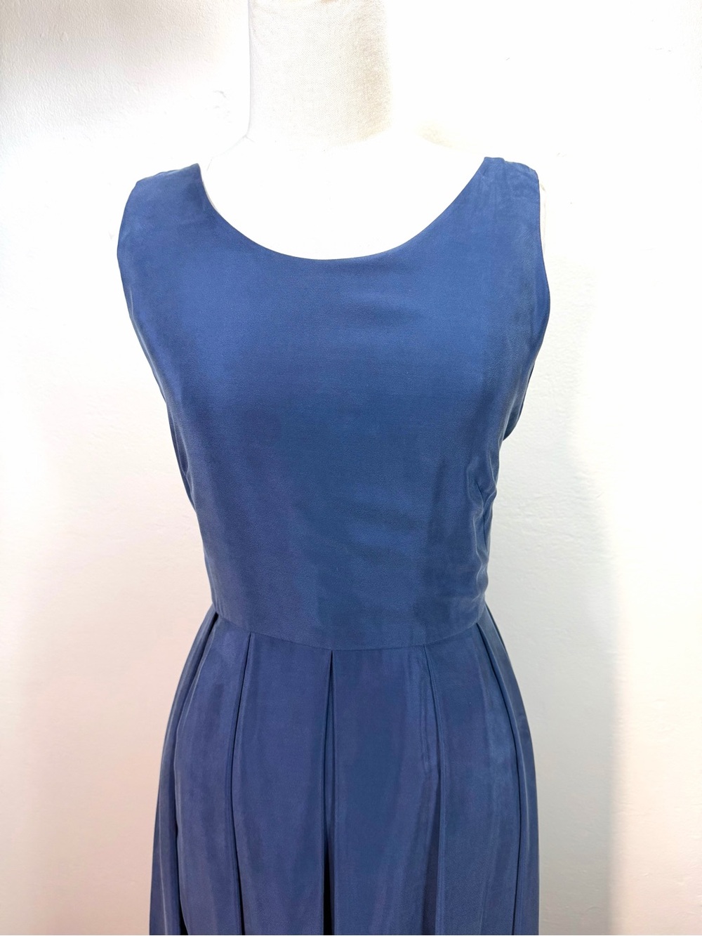 J. Peterman 100% Silk Navy Sleeveless Pleated Maxi Dress - Picture 2 of 8